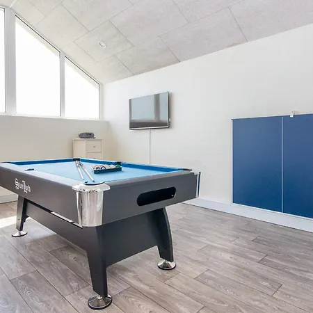 12 Person In Harboore-by Traum