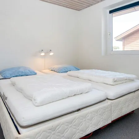 12 Person In Harboore-by Traum