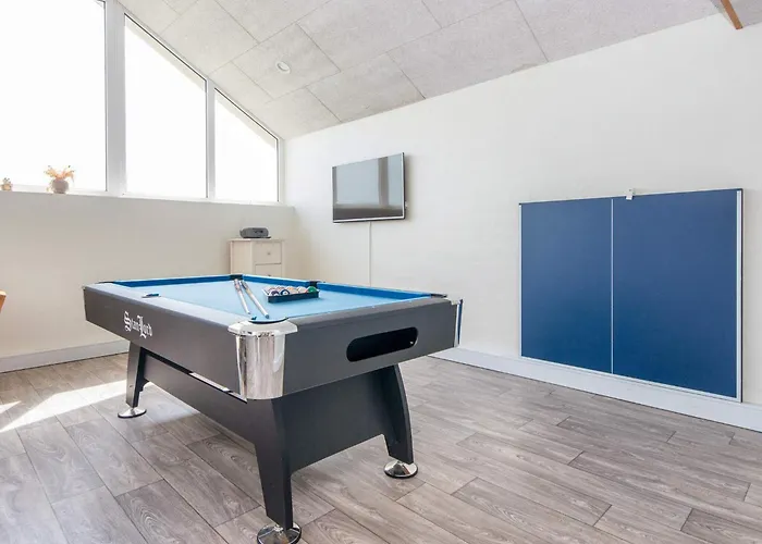 12 Person In Harboore-by Traum