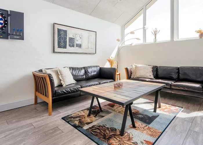 12 Person In Harboore-by Traum