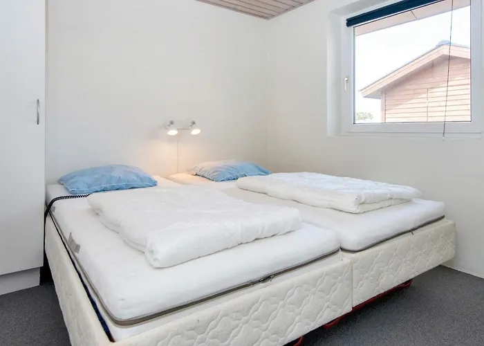 12 Person In Harboore-by Traum